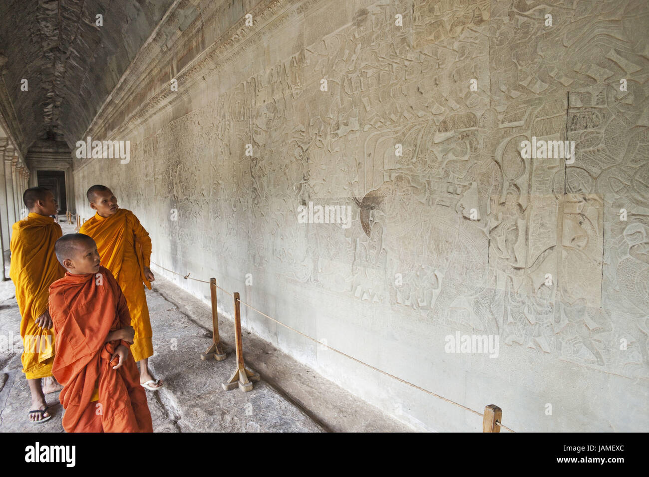 Kambodscha, Siem Reap, Angkor Wat, Mönche, zu Fuß, Mauer, Vorschlagsnoten, Reliefs, Vertretung, Szenen aus dem Ramayana-Epos, Stockfoto