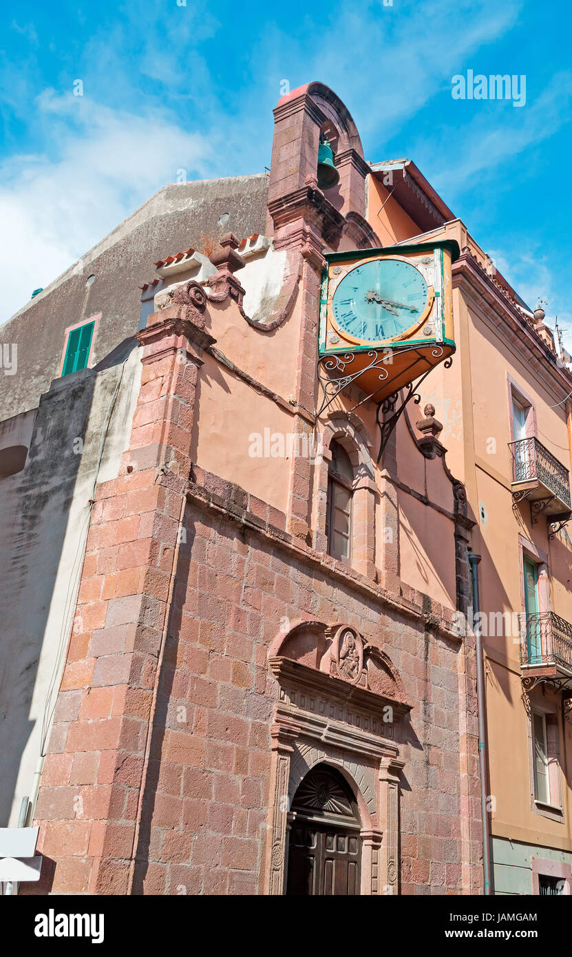 alte Kirche mit Uhr in Bosa, Sardinien Stockfoto