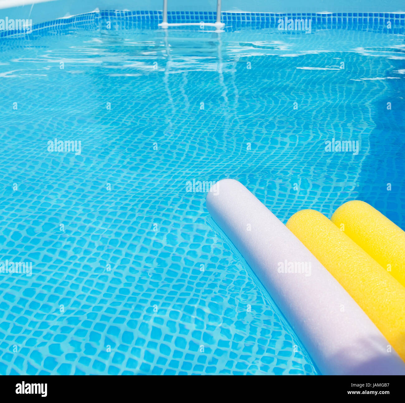 Poolnudeln schwimmt auf dem Wasser Stockfoto