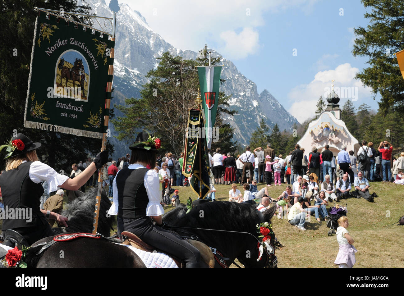 Deutschland, Oberbayern, Mittenwald, Georgi Reiten, den Segen, Trachten, Stockfoto