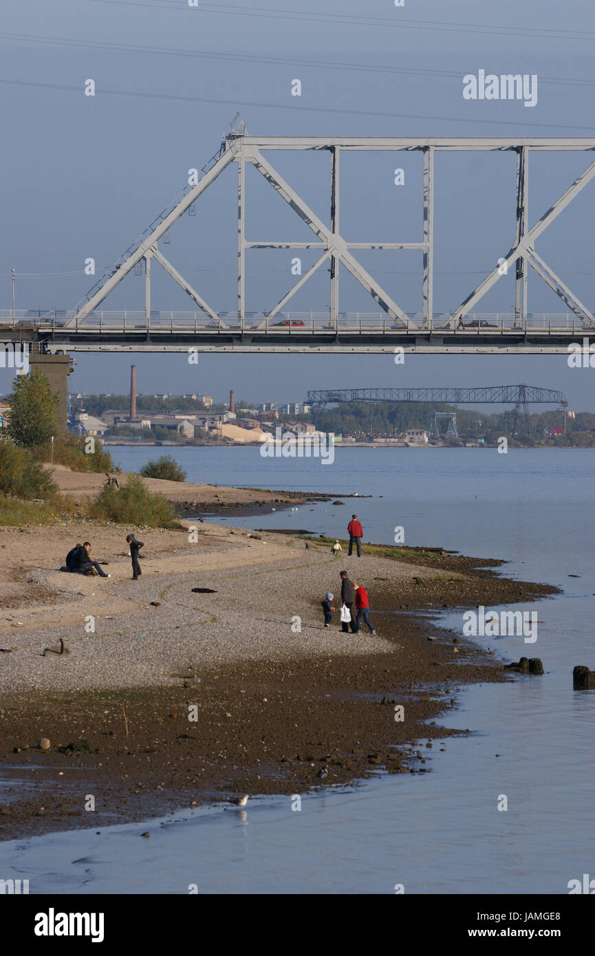 Russland, Archangelsk, Dvina Fluß, Brücke, Fluss, Gewässer, Ufer, Hafen, Tourist, Freizeit, Person Stockfoto