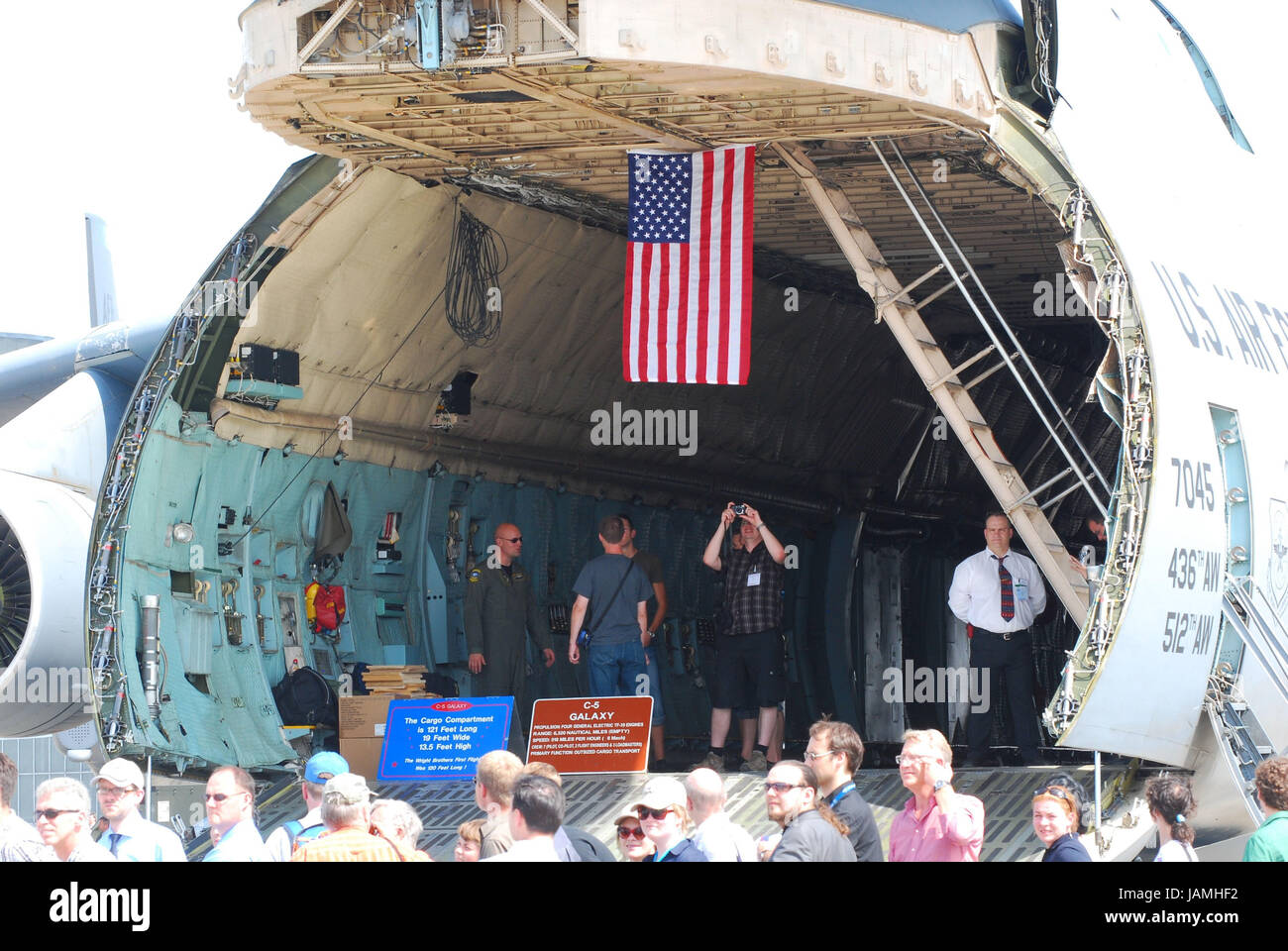 Luftfahrt-Masse, ILA, Berlin, Ausstellungsbereich, der US-Transporter, Galaxy C5, Besucher, Stockfoto