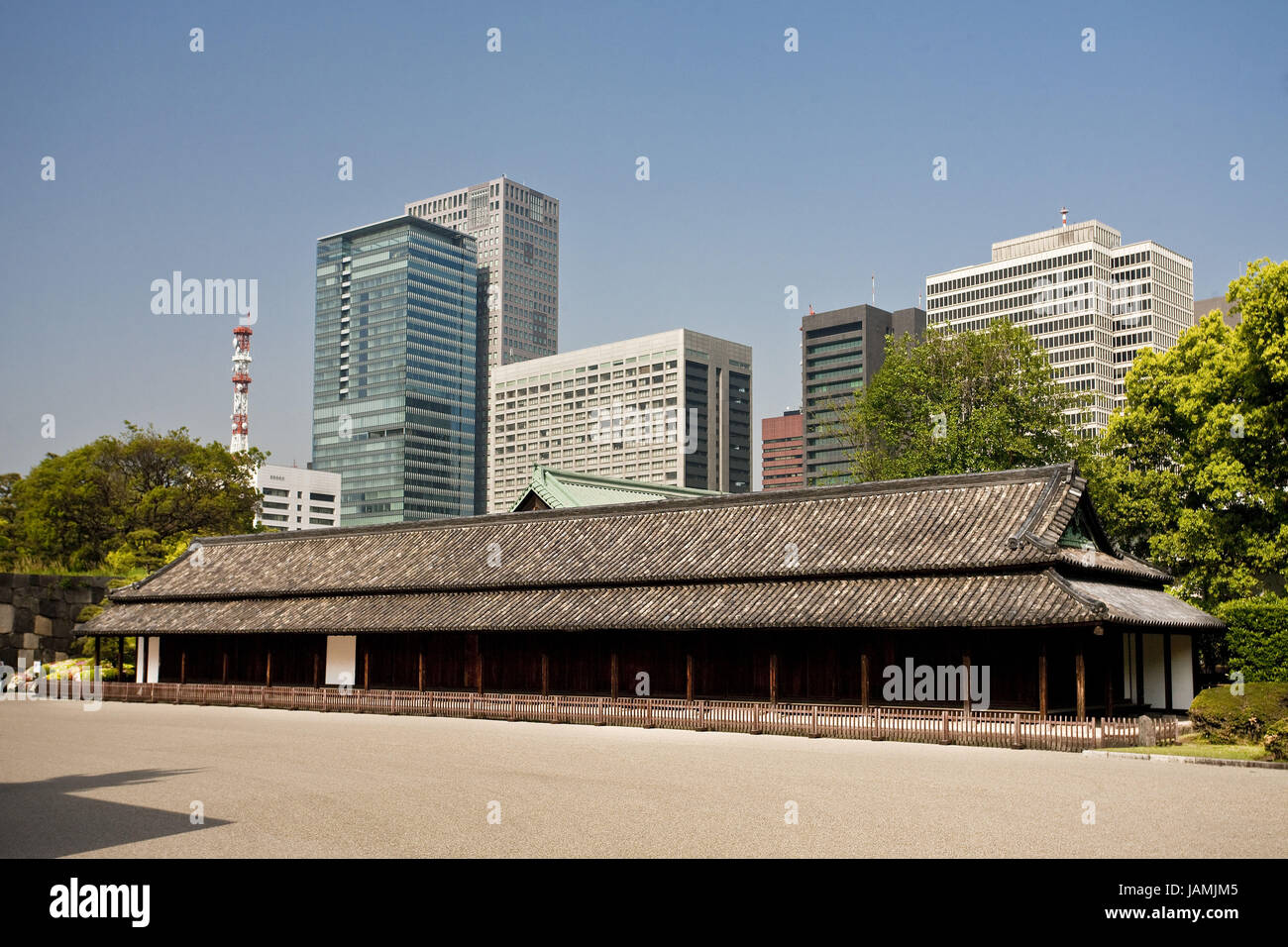 Japan, Tokyo, Edo-Jo, Hyakunin Bansho wach Haus, Business-Center Marunouchi, Skyline im Hintergrund Stockfoto