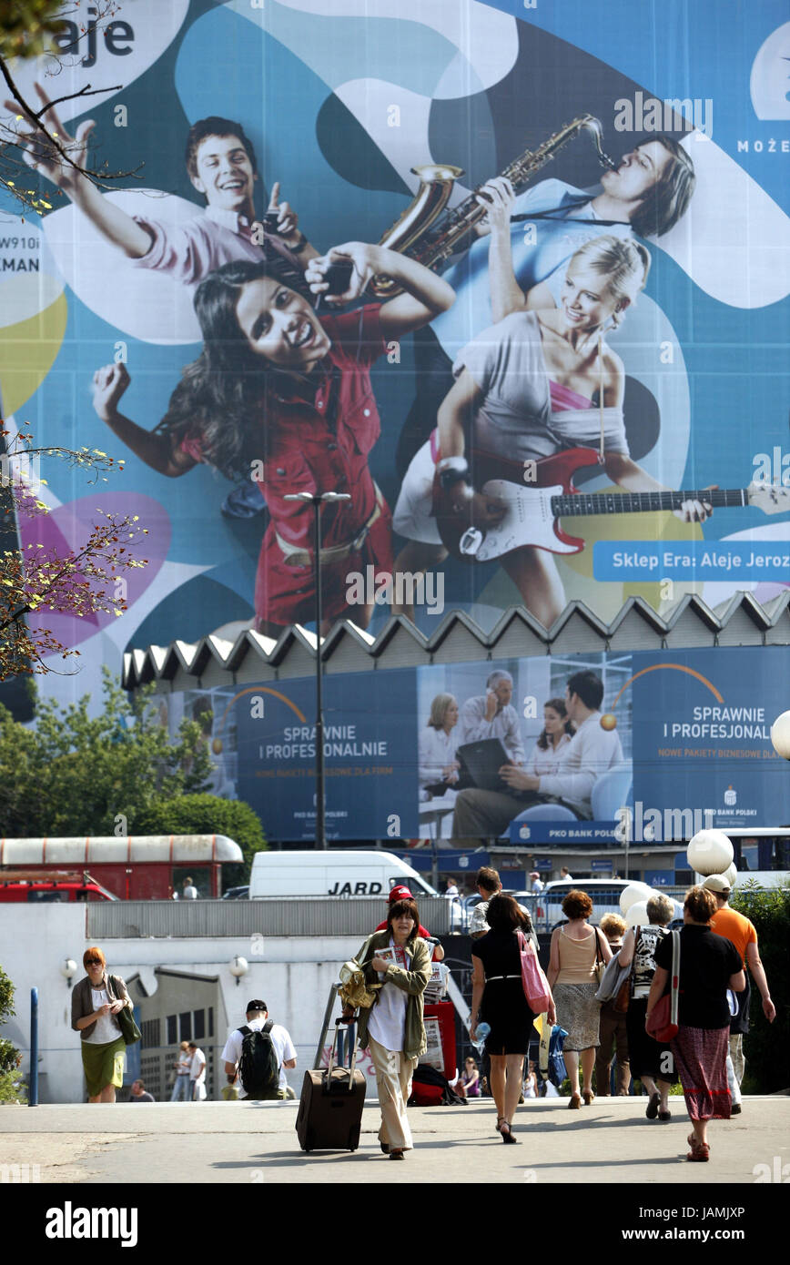 Polen, Warschau, Zentrum, Straßenszene, Passer-by, Werbung, Poster, Stockfoto
