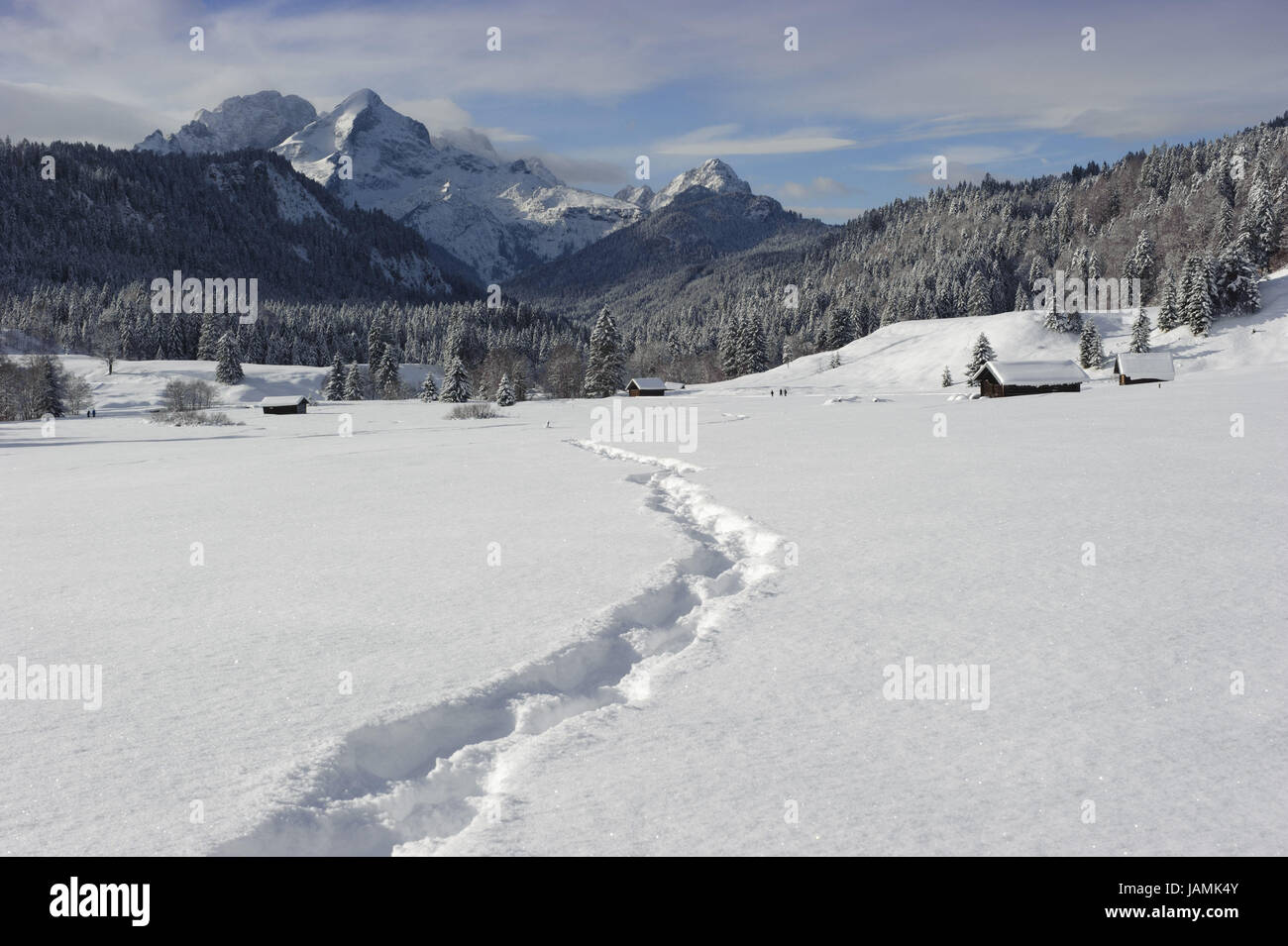 Landschaft in Elmau, Blick auf Wettersteingebirge mit Alpspitze, Winter, Schnee, Spuren, Stockfoto