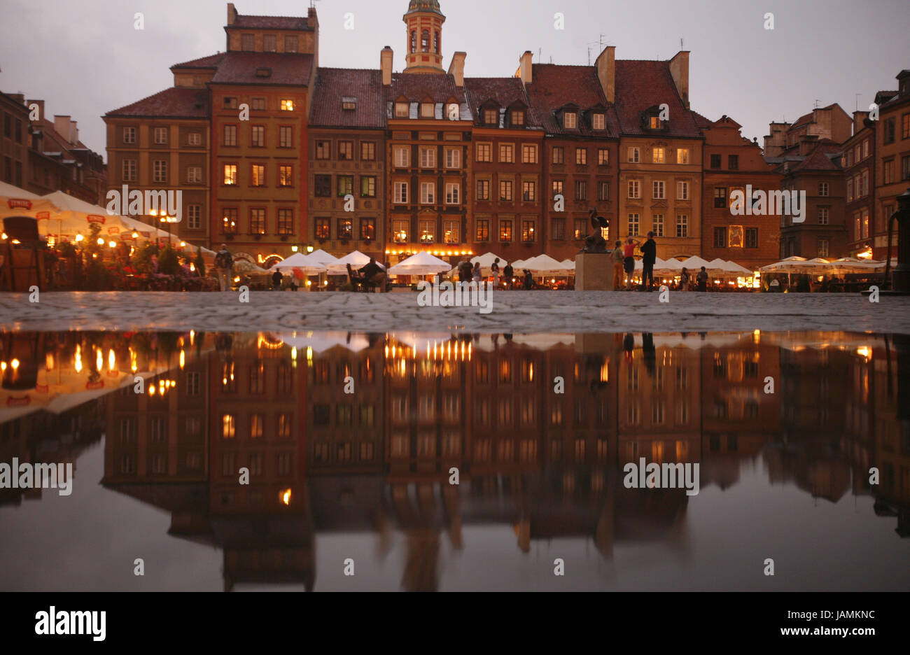 Polen, Warschau, Neustadt, Marktplatz, Straße Bars, Spiegelung, Abend, Stockfoto