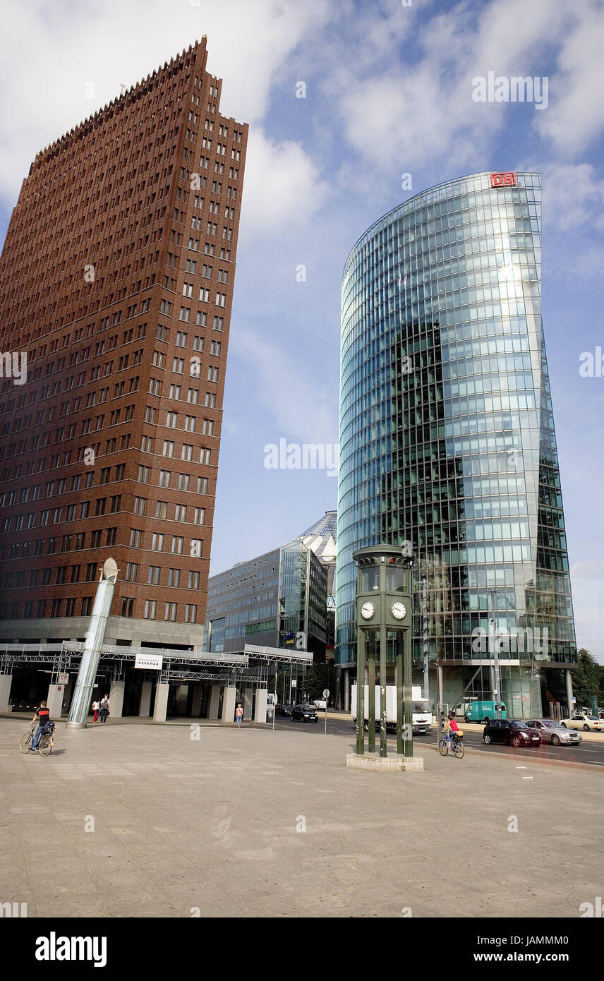 Deutschland, Berlin, Potsdamer Platz, DaimlerChrysler Gebäude, Hochhaus der Deutschen Bahn, Stadt, Hauptstadt, quadratisch, DaimlerChrysler Stadt, Gebäude, Hochhäuser, Architektur, Modern, Glas, Fassade, Glasfront, Orte von Interesse, Kultur, Straße, Uhr, Person, Himmel, blau, Wolken, Sonne, Reflexion, Stockfoto