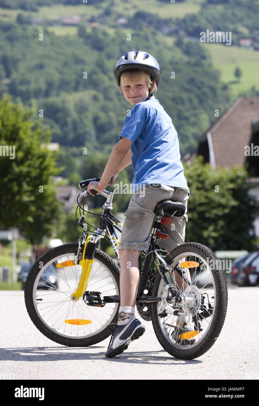 Junge, Fahrrad, Straße, Stand, Rückfahrkamera Stockfotografie - Alamy