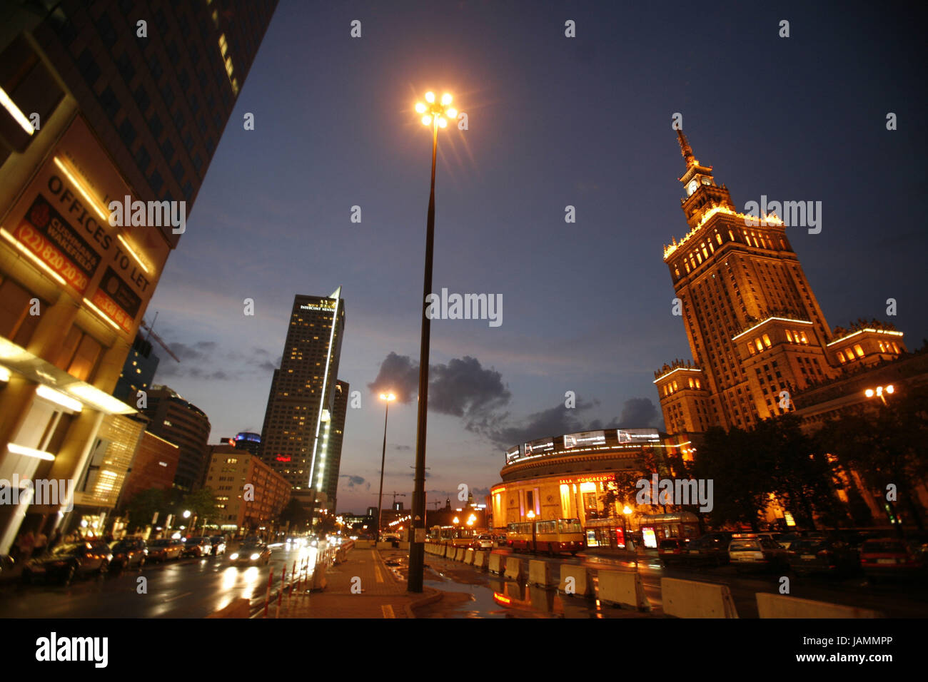 Polen, Warschau, Zentrum, Turm, Kulturpalast, Straße, am Abend, Stockfoto