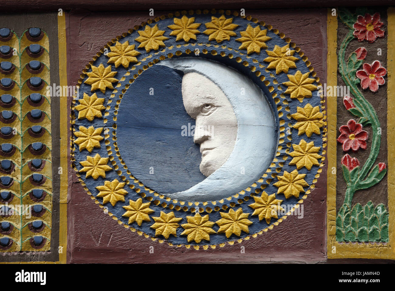 Deutschland, Hessen, brook Butz, Old Town, Hälfte-Fachwerkhaus, Reliefs, Detail, Stadt, Gebäude, Haus, Struktur, Hälfte-Fachwerk, Stein, Stein defensive Wand, Fassade, Mauer, Farben, Mond, Blume, Blüten, rot, hell, Dekoration, Verzierung, mittlere Nahaufnahme Stockfoto