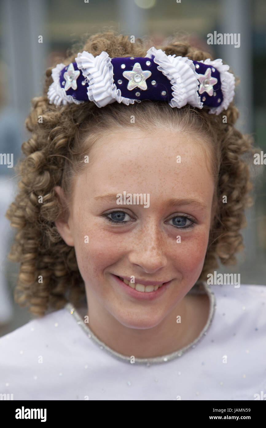 Irland, Mädchen im Irish Dance Kostüm, Lächeln, Porträt, Stockfoto