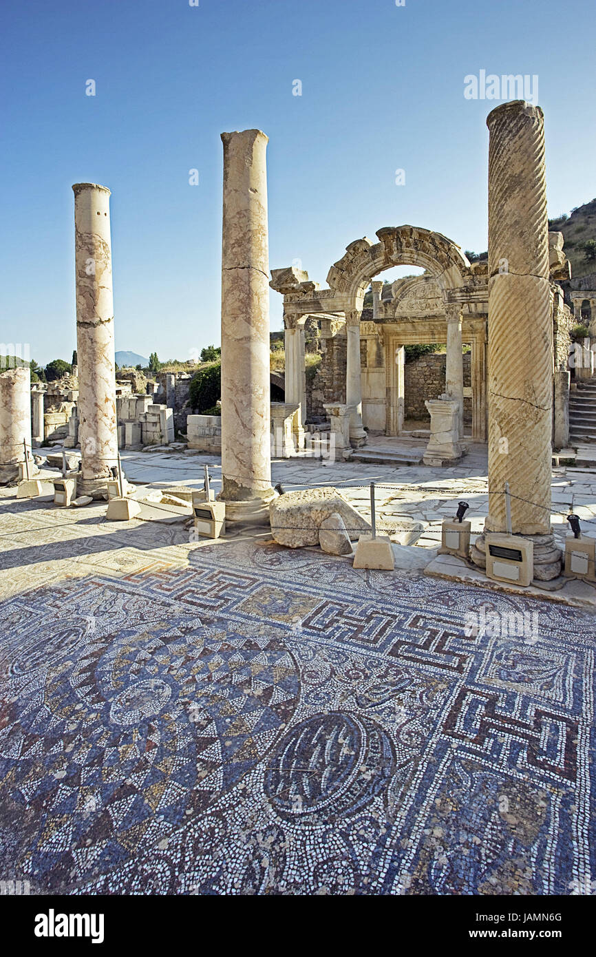 Türkei, Ephesus, Ruine, Hadrian-Tempel, im Altgriechischen, Stadt, Ruinen, Ort von Interesse, Tempelruine, Tempel, Hadriantempel, Hadrian, Struktur, Architektur, Ausgrabung, Archäologie, draußen, menschenleer, Tourismus, Mosaik, Stockfoto