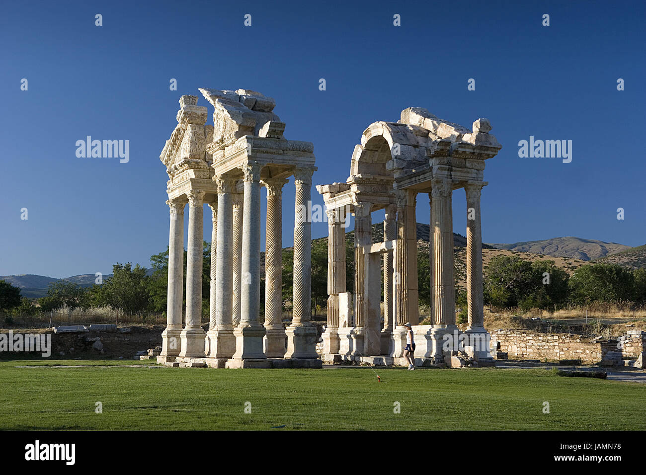 Aphrodisias, Tetrapylon, Anatolien, Türkei, Ort von Interesse, Nord-Süd-Straße, Tor, Tor, Gebäude, Gebäude, Architektur, Struktur, Propylon, Antiquität, historisch, zerstört, Ruine, Reste, Kultur, Geschichte, antike, Giebel, Relief, Architektur, Säulen, Himmel, blau, wolkenlos, Stockfoto