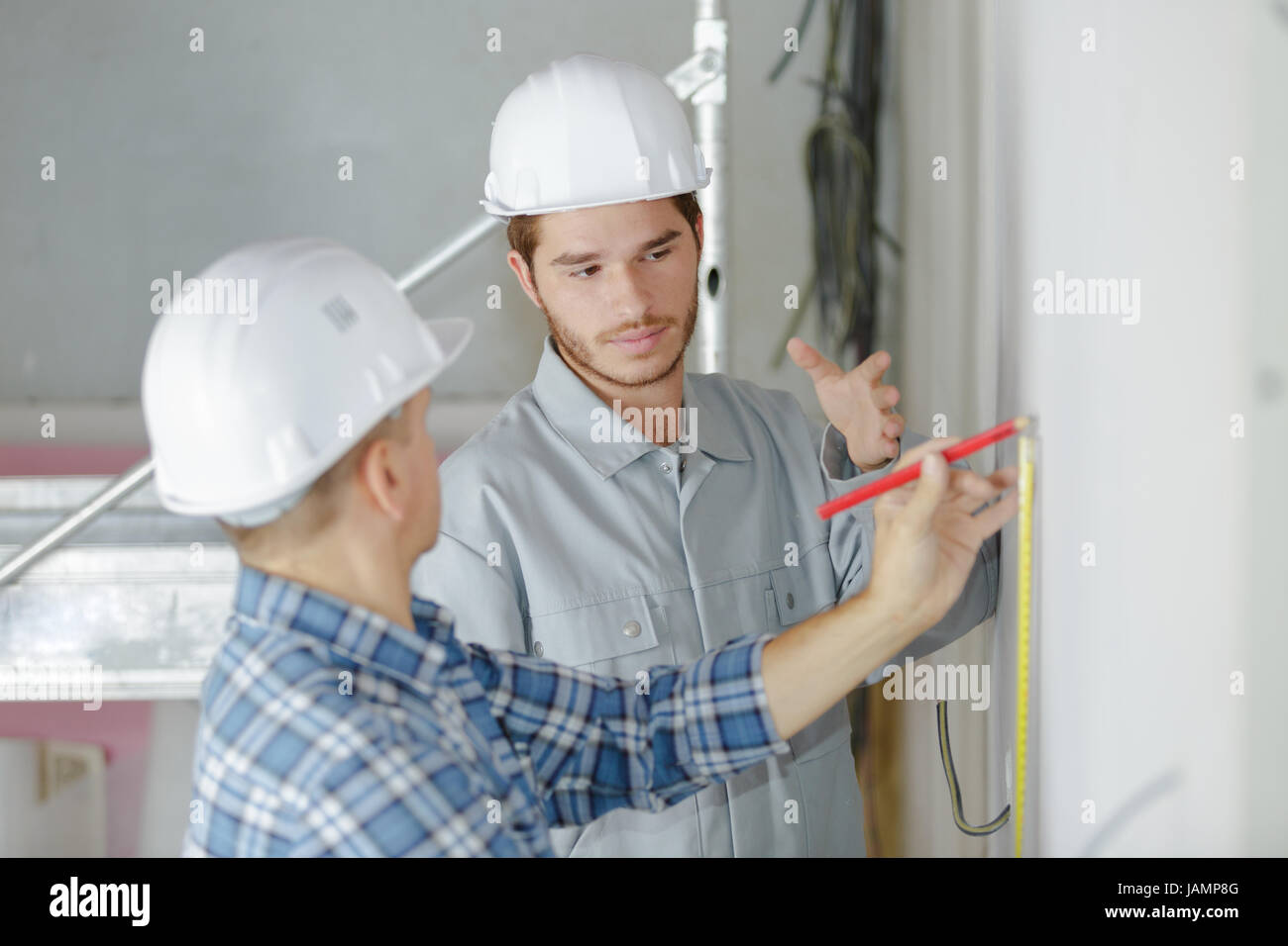 Stuckateure Abdichtung gemeinsame Mauer zu errichten Stockfoto