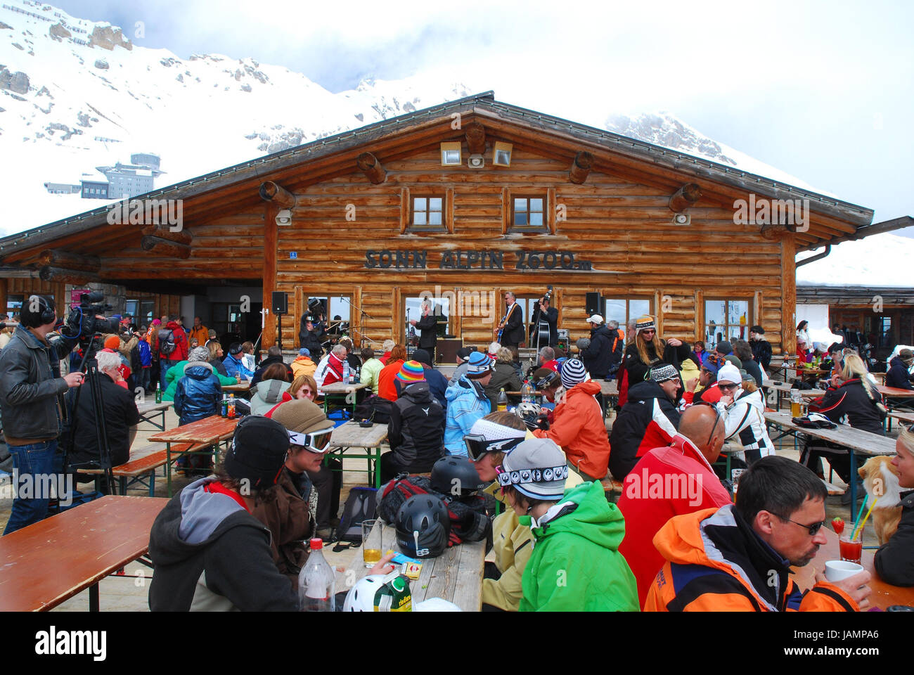 Deutschland, Bayern, Zugspitze, Gletscherrestaurant, Skifahrer, Musik Schnur, Oberbayern, Werdenfels, Garmisch-Partenkirchen, Berg, Gipfel, Restaurant, Stahlwerke, Berg Stahlwerk, Sonnalpin, Sonn-Alpin, Menschen, Skifahrer, Touristen, aussehen, Musiker, Musik, Musikgruppe, Tourismus, E-Gitarre, Bass, Sänger, Stockfoto