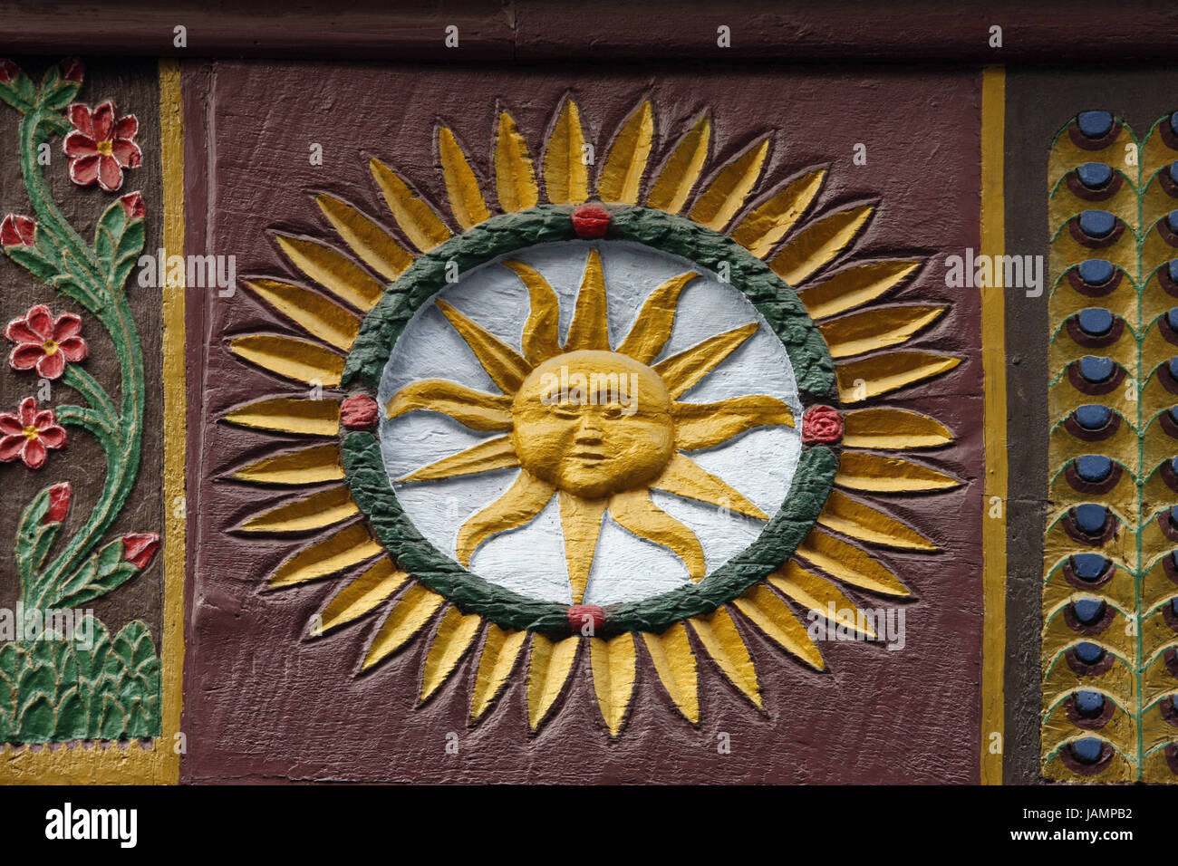 Deutschland, Hessen, brook Butz, Altstadt, Hälfte-Fachwerkhaus, Reliefs, Detail, Stadt, Gebäude, Haus, Struktur, Hälfte-Fachwerk, Stein, Stein defensive Wand, Fassade, Mauer, Farben, die Sonne, Blume, Blüten, rot, hell, Dekoration, Verzierung, mittlere Nahaufnahme Stockfoto
