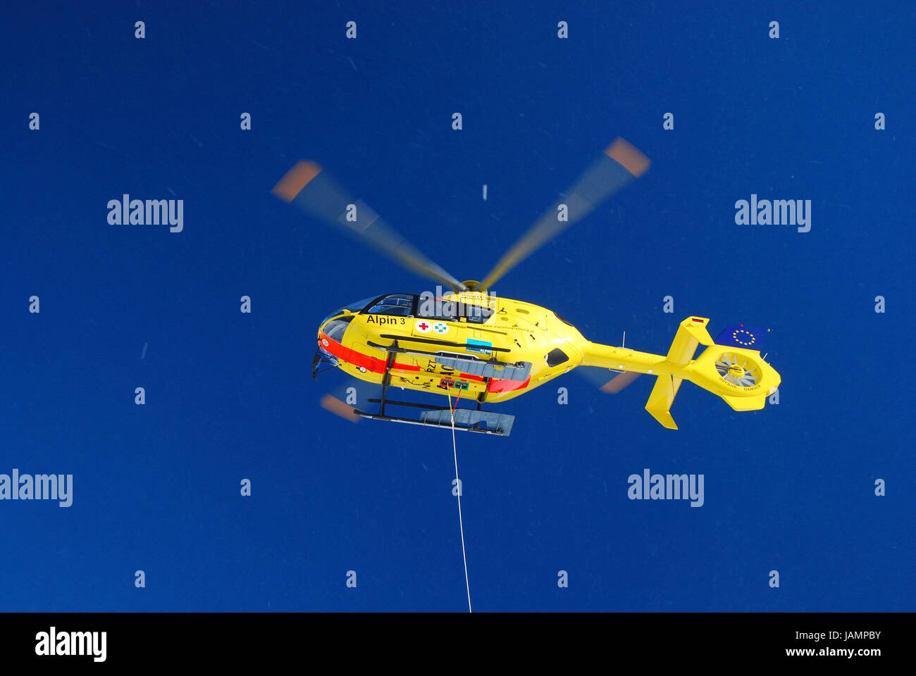Österreich, Tirol, ÖAMTC, Rettungshubschrauber, Seil Erholung, von unten, keine Property-Release, Hubrettung, Bergrettung, Eurocopter, Hubschrauber, Rettung, Wiederherstellung, Eintrag, Notfall, Unfall, außen, alpine Flug Rettung, Transport, Evakuierung, Seil, Unschärfe, Flug, Himmel, wolkenlos, blau, Stockfoto