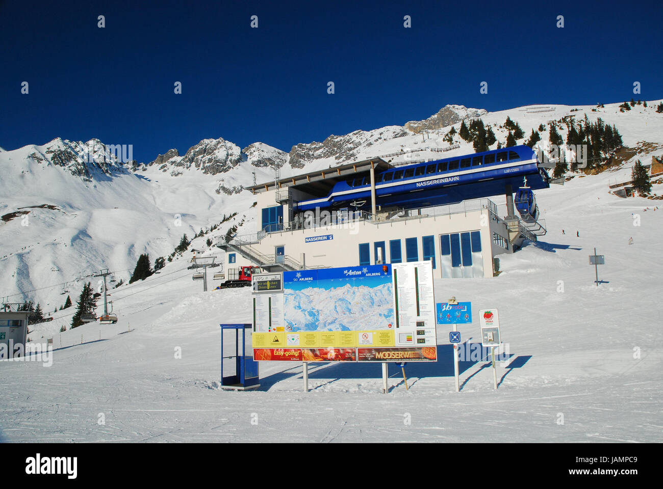 Österreich, Tirol, Berg Arl, St. Anton, Skigebiet, Gampen, Kapall, Start-und Landebahn, Skifahrer, kein Model-Release, Oberinntal, Berge, winter, Sport-Bereich, sonnig, Alpen, Himmel, blau, wolkenlos, Wintersport, Berglandschaft, Bergregion, Ski Piste, Person, Sport, Skifahren, obere Anschluss, Sessel-Lift, Seilbahn, Seil Bahnhof, Liftstation, Stockfoto