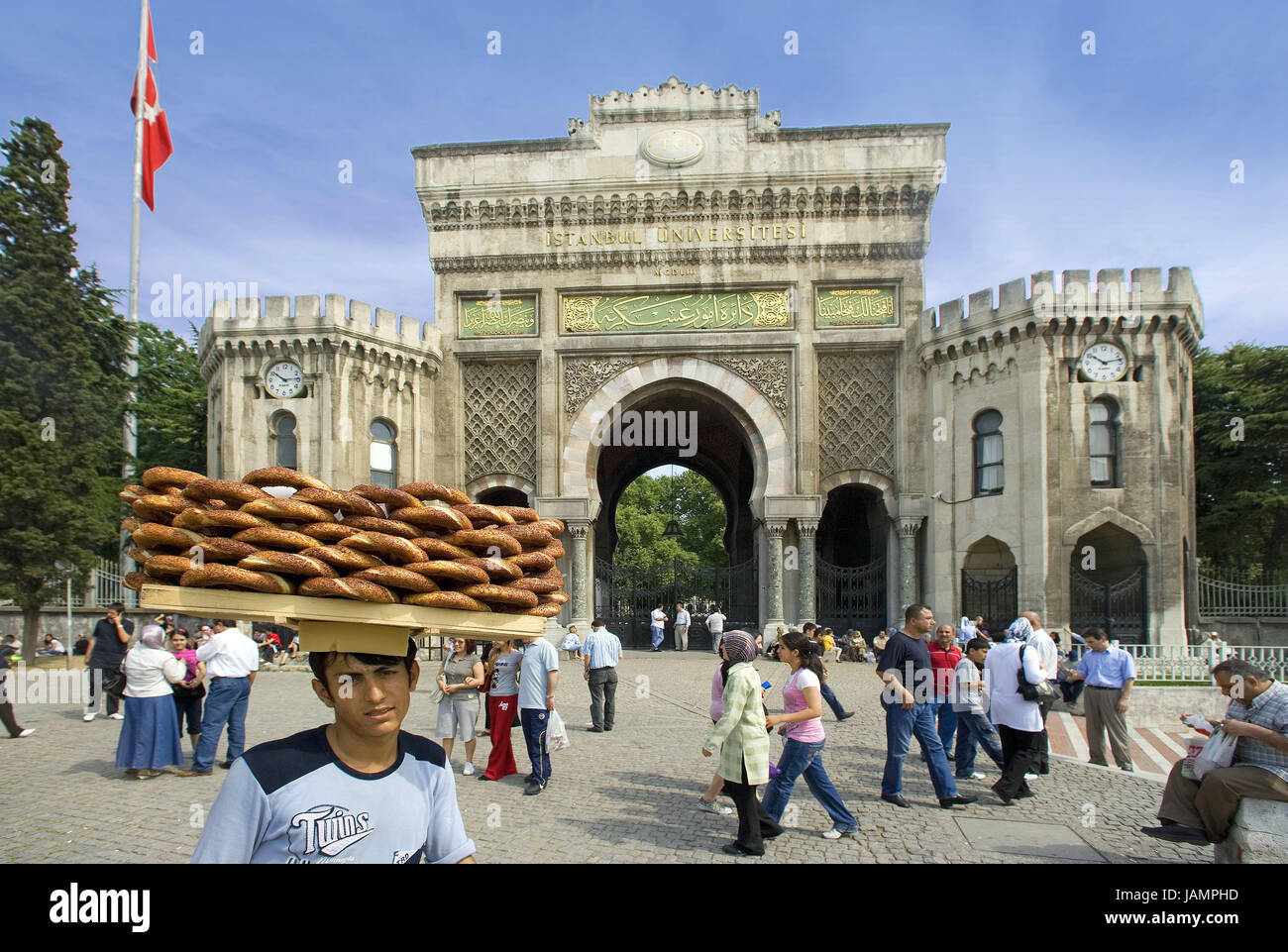 Türkei, Istanbul, Universität, Verkäufer, Tablet, Kuchen, verkaufen, kein Model-Release, Stadt, Stadt, Ziel, Ort von Interesse, Gebäude, Struktur, Architektur, Eingang, Tor, Tor Gebäude, Person, Tourist, Passer-, Mann, jung, Händler, Essen, im Außenbereich Stockfoto