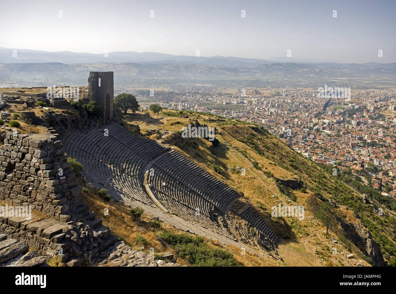 Türkei, Berg Ama, Akropolis, Ruine Standort, Neigung, Theater, Destination, Pergamon, Tempelruine, Ruine, Antiquität, historisch, Architektur, Kunst, Architektur, Kultur, Sehenswertes, Tourismus, zerstört, draußen, menschenleer, Tempel, Ansicht, Ständer, Reihen, Stockfoto