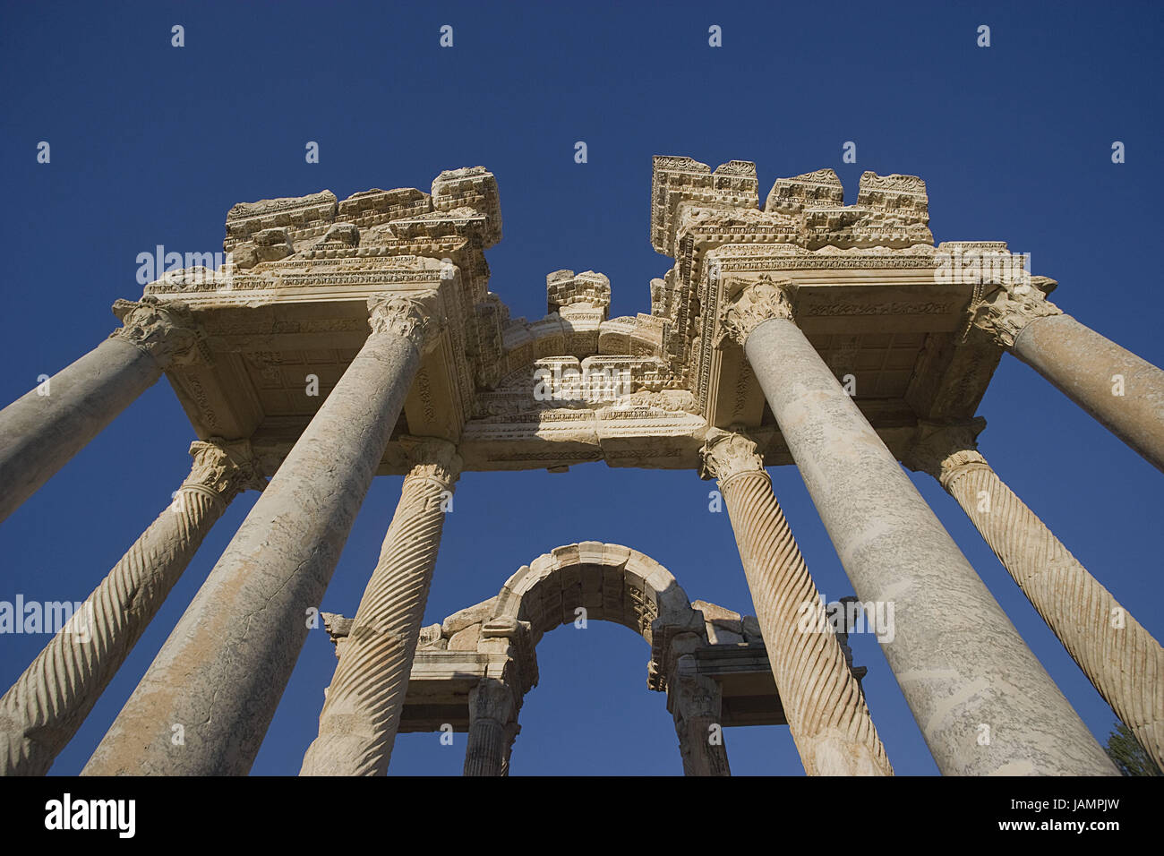 Türkei, Aphrodisias, Tetrapylon, Detail, Perspektive, Anatolien, Ort von Interesse, Nord-Süd-Straße, Tor, Tor, Gebäude, Gebäude, Architektur, Struktur, Propylon, Antiquität, historisch, zerstört, Ruine, Reste, Kultur, Geschichte, antike, Giebel, Relief, Architektur, Säulen, Himmel, blau, wolkenlos, einsamen, Stockfoto