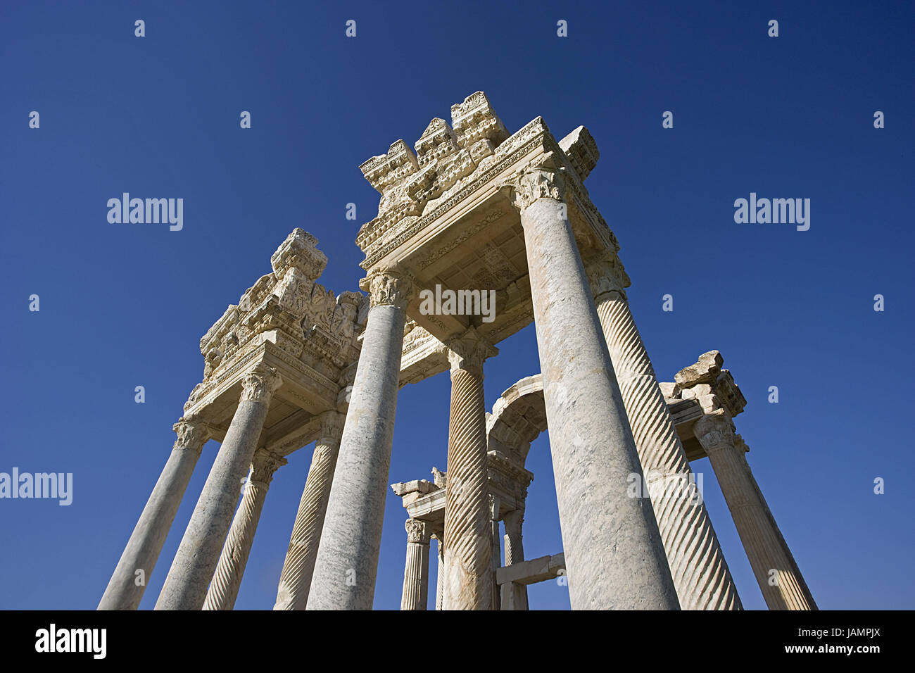 Türkei, Aphrodisias, Tetrapylon, Detail, Perspektive, Anatolien, Ort von Interesse, Nord-Süd-Straße, Tor, Tor, Gebäude, Gebäude, Architektur, Struktur, Propylon, Antiquität, historisch, zerstört, Ruine, Ruinen, Kultur, Geschichte, antike, Giebel, Relief, Architektur, menschenleer, Säulen, Himmel, blau, wolkenlos, Stockfoto