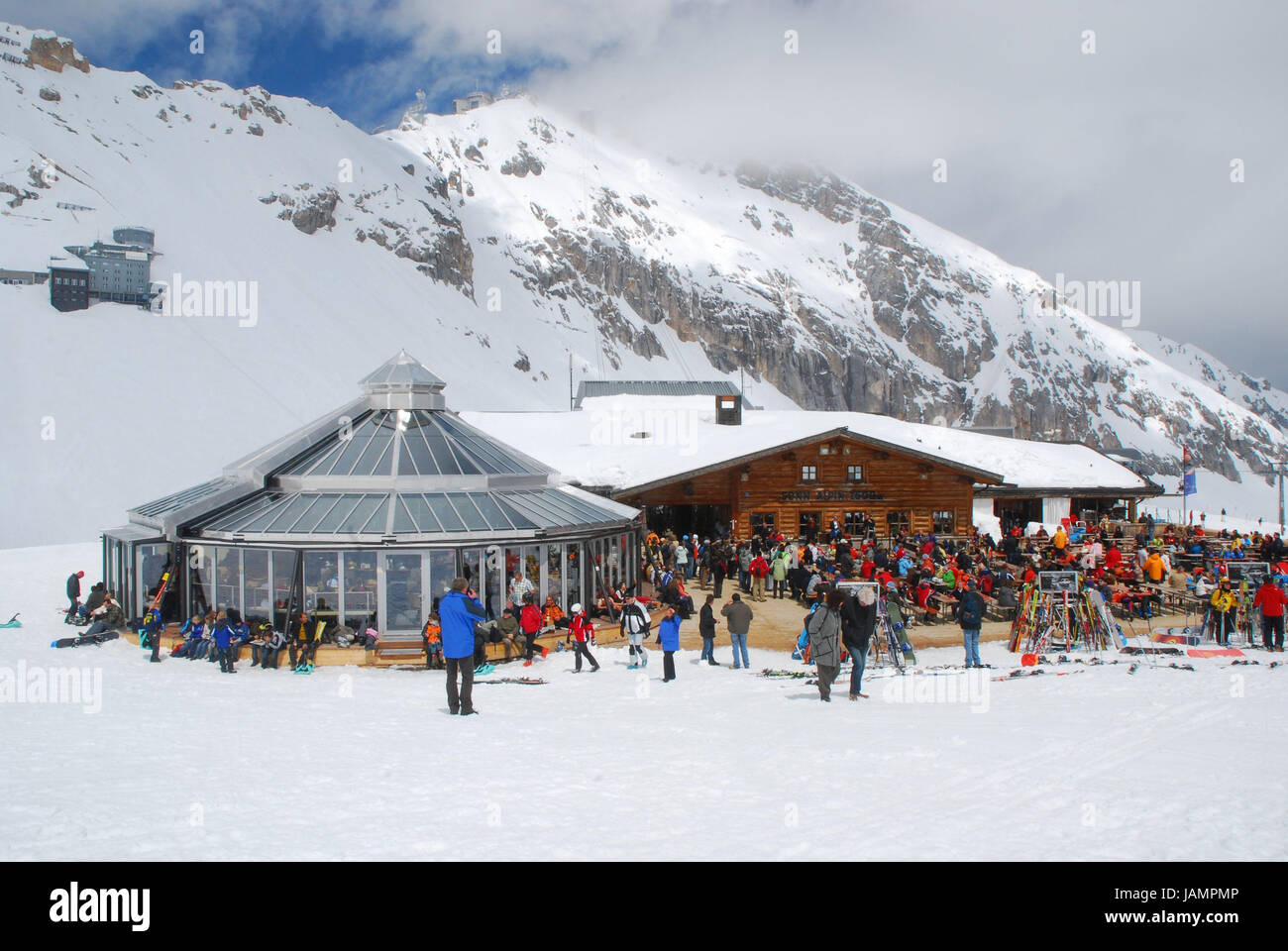 Deutschland, Bayern, Zugspitze, Gletscherrestaurant, Skifahrer, Oberbayern, Werdenfels, Garmisch-Partenkirchen, Berg, Gipfel, Restaurant, Stahlwerke, Berg-Stahlwerk, Gletschergarten, Pavillon, Sonnalpin, Sonn-Alpin, Menschen, Skifahrer, Touristen, Tourismus, Saison, Winter, Stockfoto