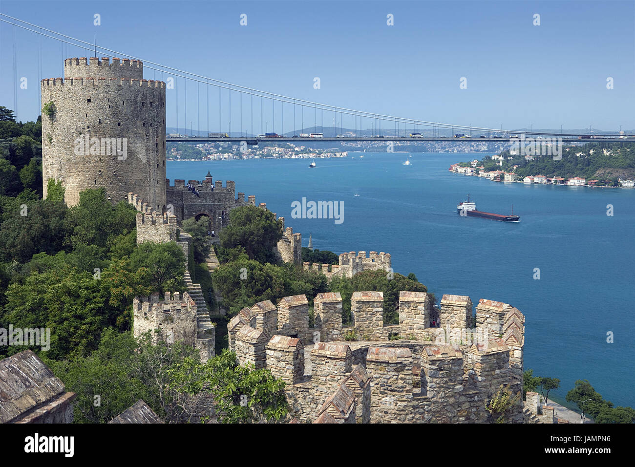 Türkei, Istanbul, den Bosporus, Rumeli Hisari, Burg, Brücke, Ansicht, Festung, Struktur, Architektur, Festung Anlage, historisch, Ort von Interesse, Tourismus, Reiseziel, Ausflug, Meer, das Mittelmeer, das Ägäische Meer, Bosporus-Brücke, Frachter, Navigation, Stockfoto