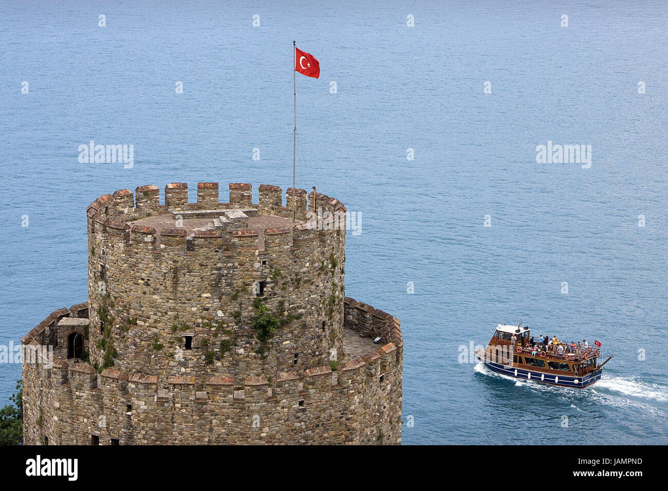Türkei, Istanbul, den Bosporus, Rumeli Hisari, Urlaub Schiff, Festung, Struktur, Architektur, Burg, Festung Anlage, historisch, Ort von Interesse, Detail, Flagge, Nationalflagge, Tourismus, Reiseziel, Tourist, Ausflug, Schiff, Navigation, Meer, Mittelmeer, Ägäis, Stockfoto
