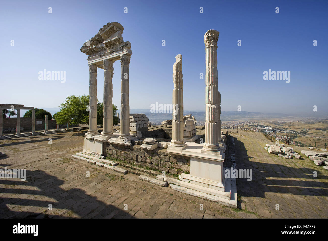 Türkei, Berg Ama, Akropolis, Ruine Standort, Trajan Tempel, Bibliothek, Überreste, Reiseziel, Pergamon, Tempelruine, Ruine, Säulen, Antiquität, historisch, Architektur, Kunst, Architektur, Kultur, Sehenswertes, Tourismus, zerstört, draußen, menschenleer, Tempel, Trajan, Stockfoto