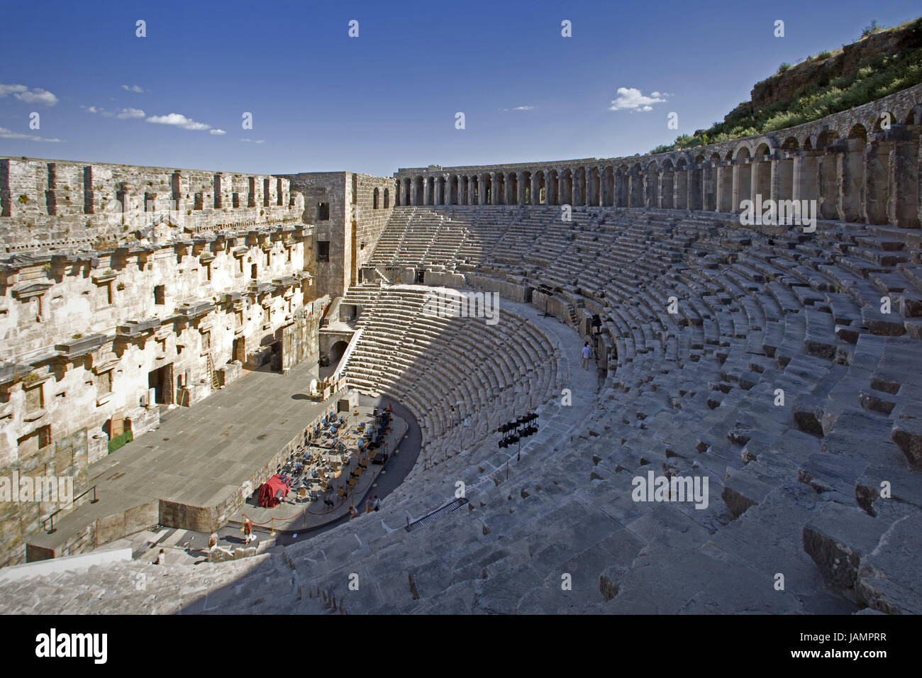 Türkei, Aspendos, Amphitheater, Tourist, Mittelmeerküste, Ruine Standort, Struktur, Theater, Überreste, historisch, alte, antike, Architektur, Kultur, Ort von Interesse, Person, Besucher, Besichtigungen, Reiseziel, Tourismus, Filmset, Bühne, die Zuschauertribüne, Reihen, Stockfoto