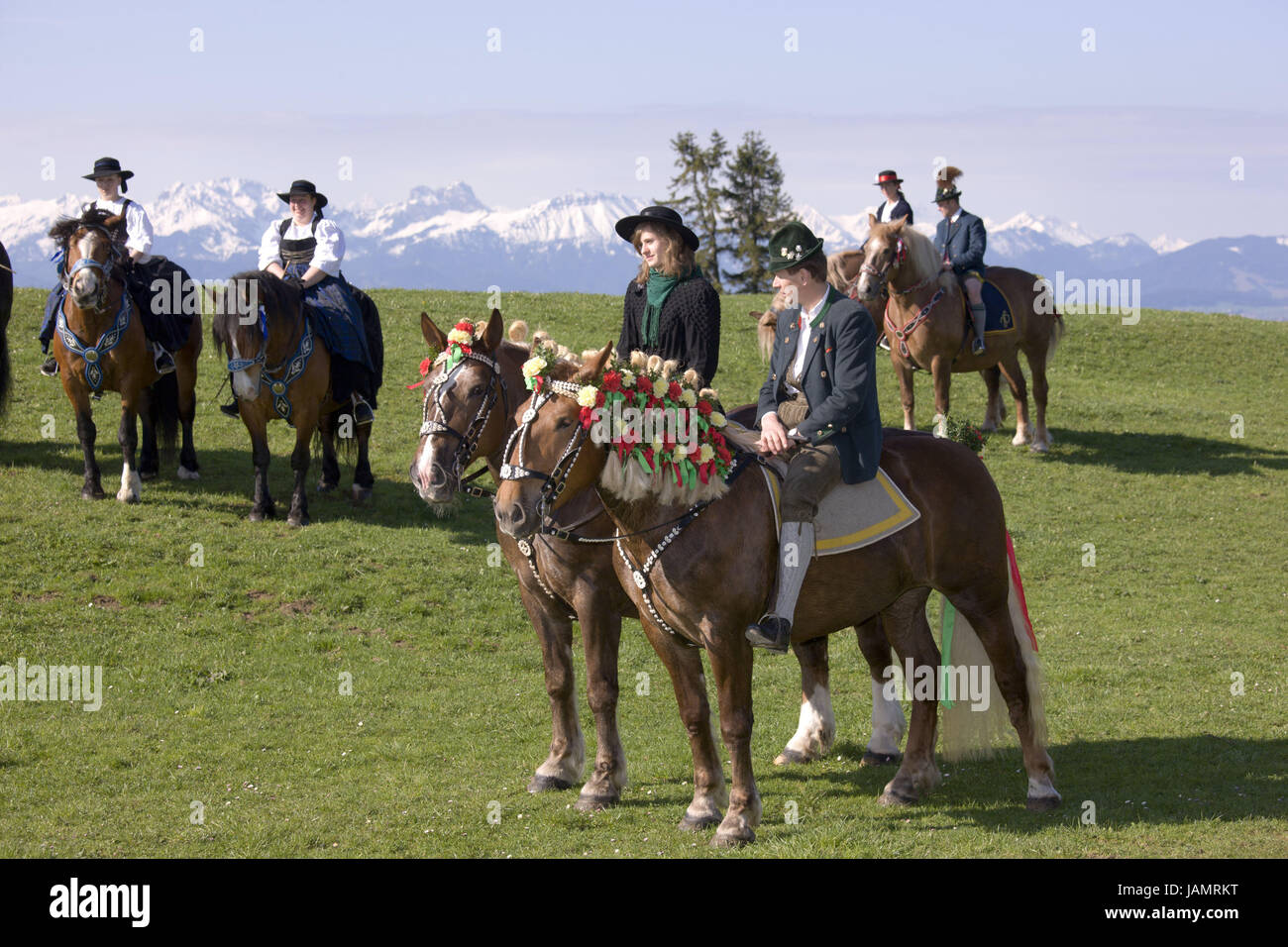 Deutschland, Bayern, Allgäu, Ost-Allgäu, Berg Auer, Georgi Ritt, Pferde, blutet, Königs Winkel, kein Modell loslassen, Tradition, Traditionen, Folklore, Tiere, Säugetiere, profitieren Tiere, dekoriert, Pilgerreise, Wallfahrt des Pferdes, glauben, Religion, Christentum, Person, Männer, Frauen, fahren, dort stehe, Wiese, Hintergrund, Berge, Sonne, draußen, Blumenschmuck, Costume national, Stockfoto