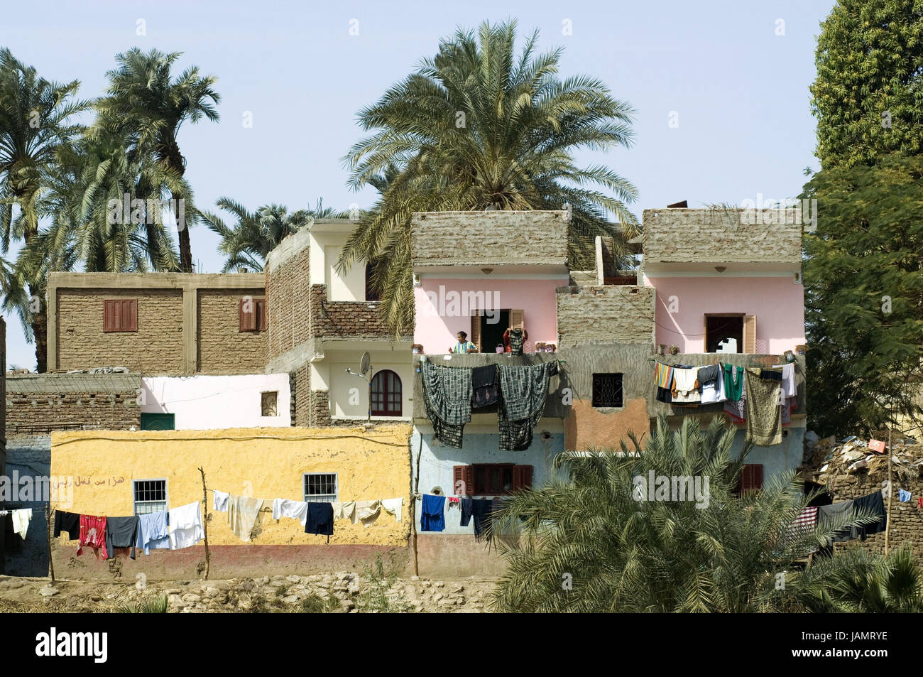 Ägypten, Nil Senke, Dorf, Häuser, Frauen, Wäsche aufhängen, Stockfoto