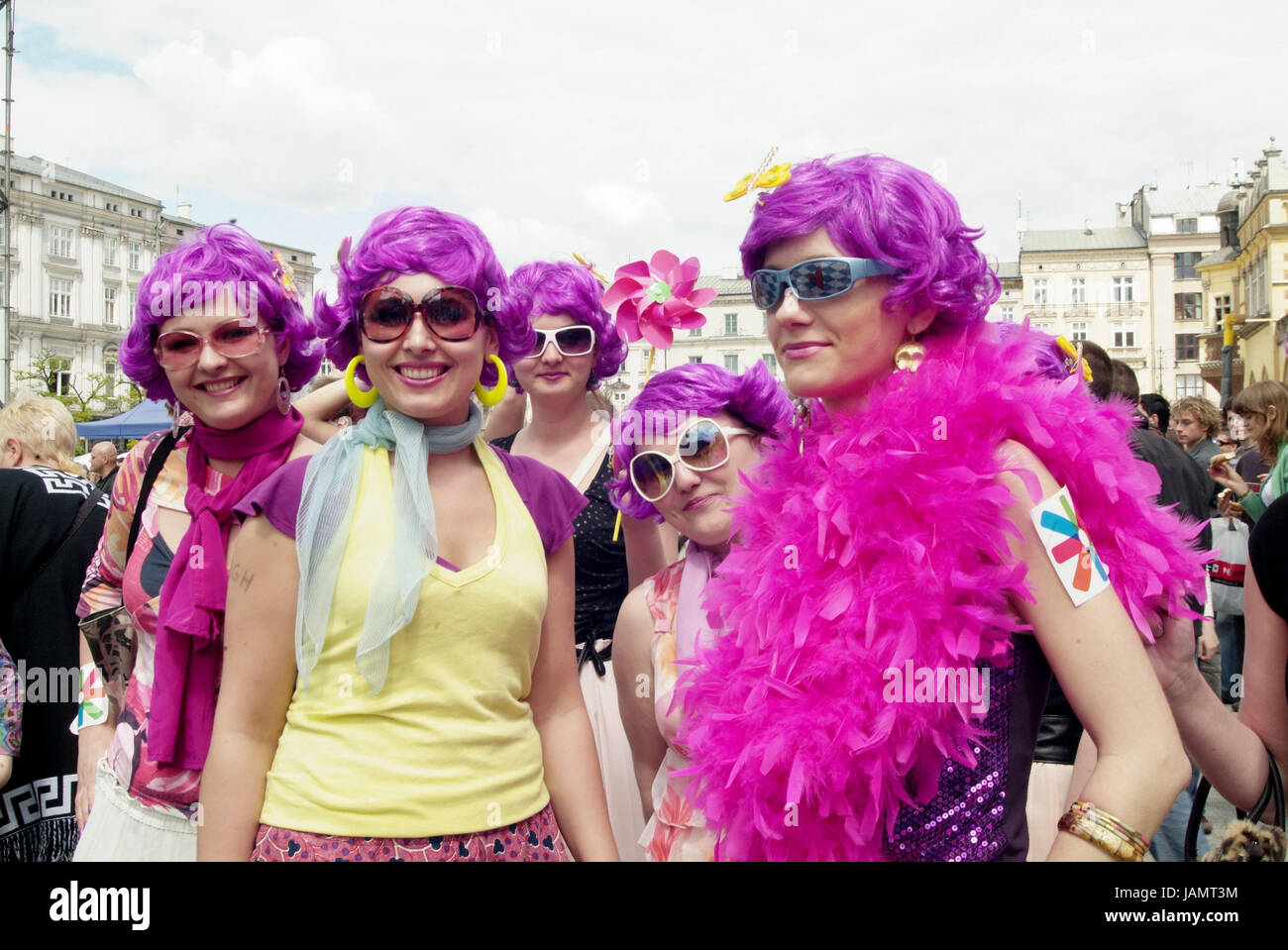 Poland,Cracow,student feast 'Juwenalia',women,dresses up,'pink ladies',celebrate,happily,Europe,Woiwodschaft small Poles,town,feast,street feast,street party,party,event,event,carnival,person,passer-by,young,students,friends,friendship,group,wigs,sunglasses,Federboa,pink,pink,pink-coloured,melted,costumes,costume,smile,happily,together,freakily,entertainment,fun,amusement,lighthearted,leisure time,outside, Stockfoto