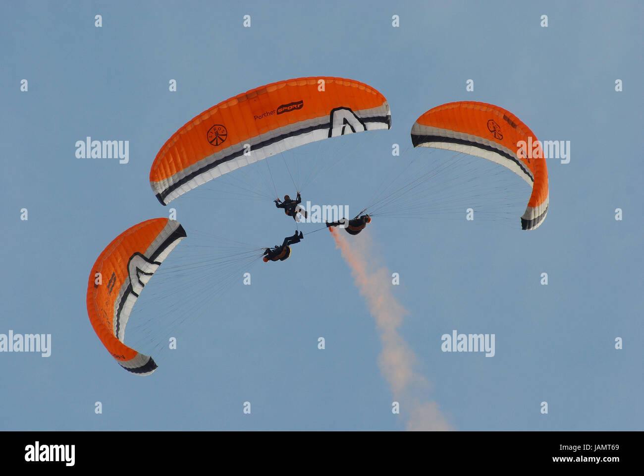 Fallschirmspringer, Kunstflug, Bildung, blauer Himmel, Bildung Riss, Riss, oberen Ecke, Sport, Extremsport, Luftfahrt, Sport, Fallschirmspringen, Fallschirm, drei, zusammen, Seil, Flug, Fall, Rauch, rot, Mut, Risiko, Stockfoto