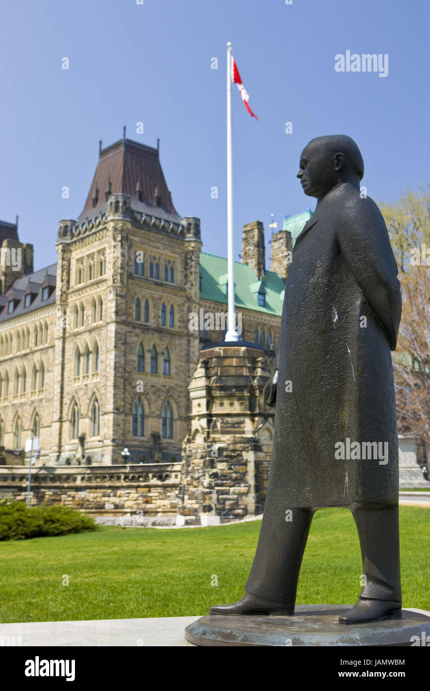 Kanada, Ontario, Ottawa, Parliament Hill, Denkmal, Statue, William Lyon Mackenzie King, im Jahre 1874-1950, Nordamerika, Stadt, Hauptstadt, Ort von Interesse, Tourismus, Reisen, Parlamentsgebäude, Parlament, Bundle Parlament, Regierung, Politik, Flagge, Fahne, Gebäude, Square, Vorplatz, Standbild, Kunst, Mann, Persönlichkeit, Geschichte, König, Stockfoto