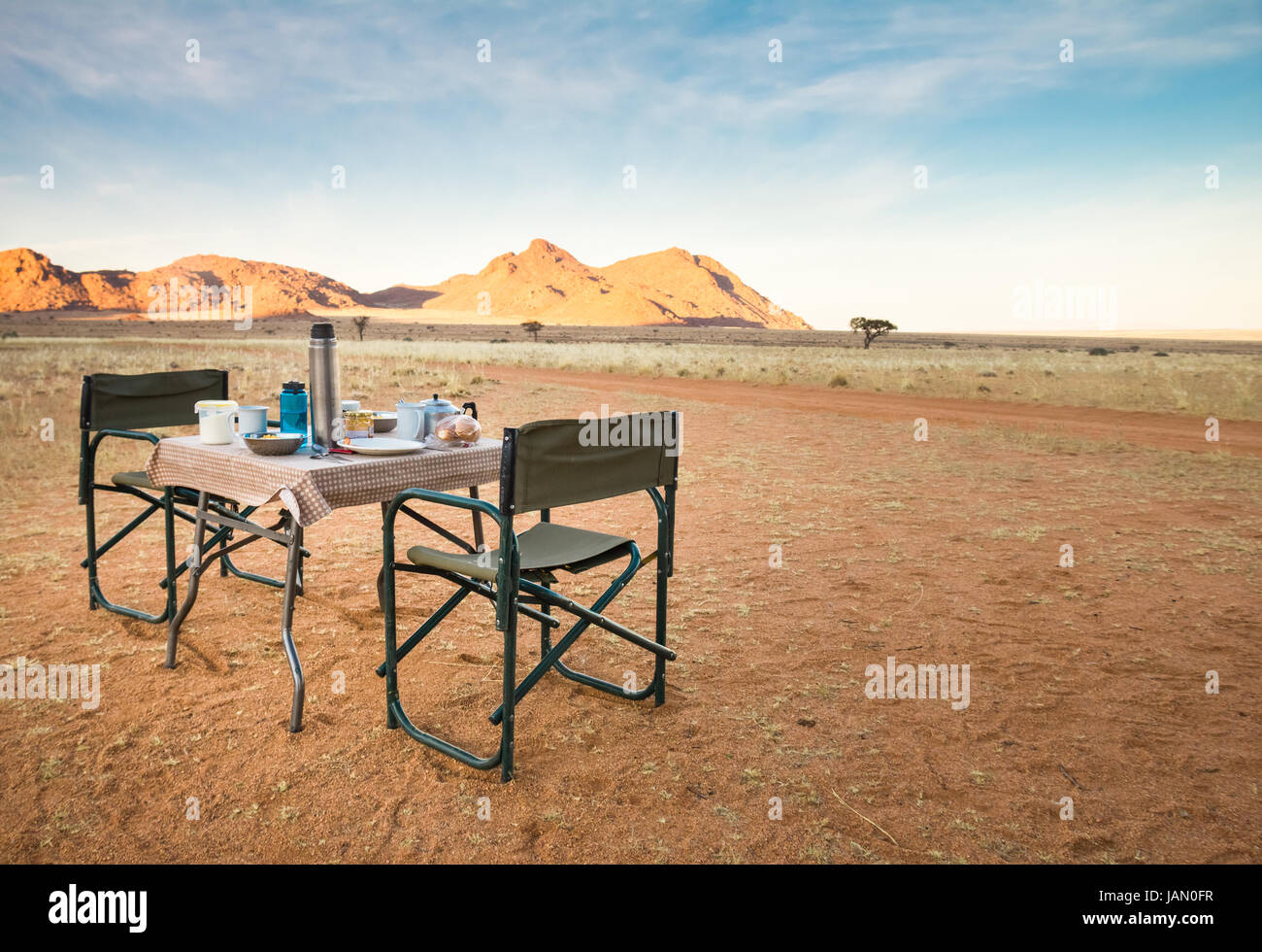 Camping Tisch und Stühle in der Wüste. Tolle Aussicht. sunrise. Stockfoto