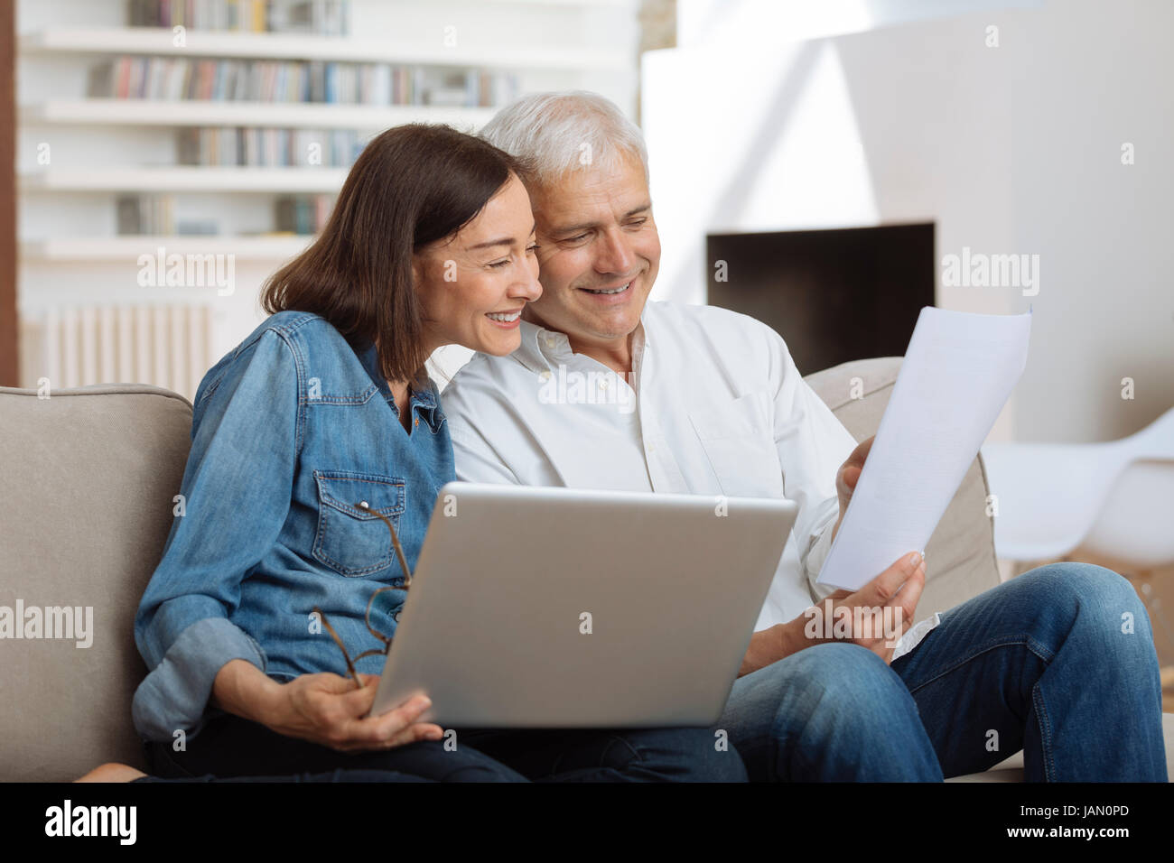 paar mit ihren Laptop, ihre Rechnungen zu Hause im Wohnzimmer zu bezahlen Stockfoto