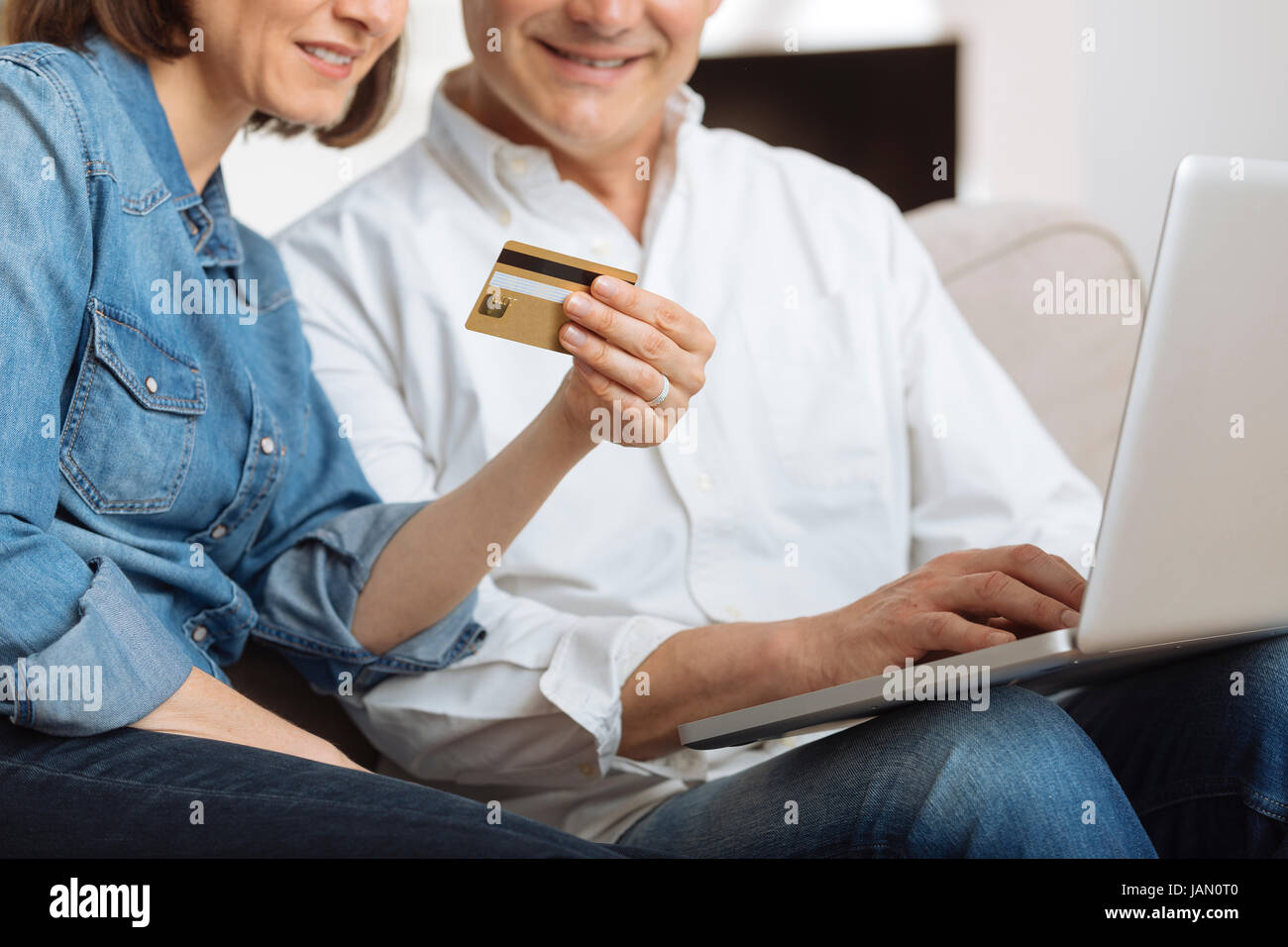 Älteres Paar mit Laptop verbunden und Online-shopping Stockfoto