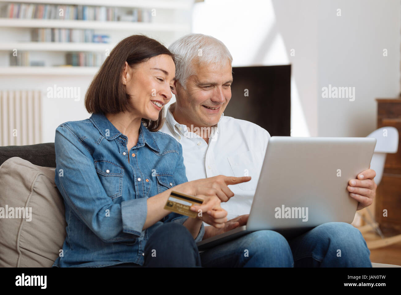 Älteres Paar mit Laptop verbunden und Online-shopping Stockfoto