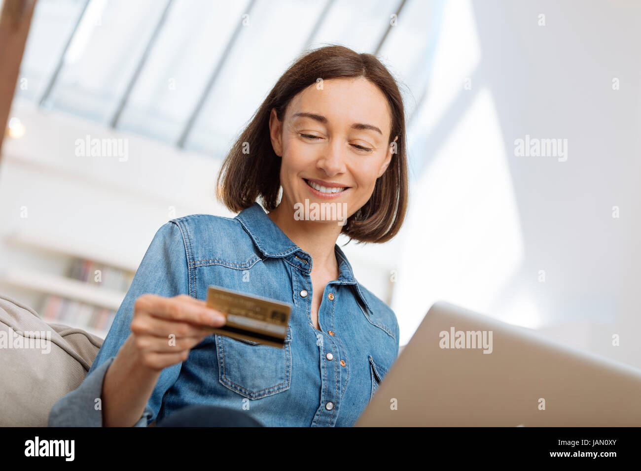 Frau mit Laptop verbunden und Online-shopping Stockfoto