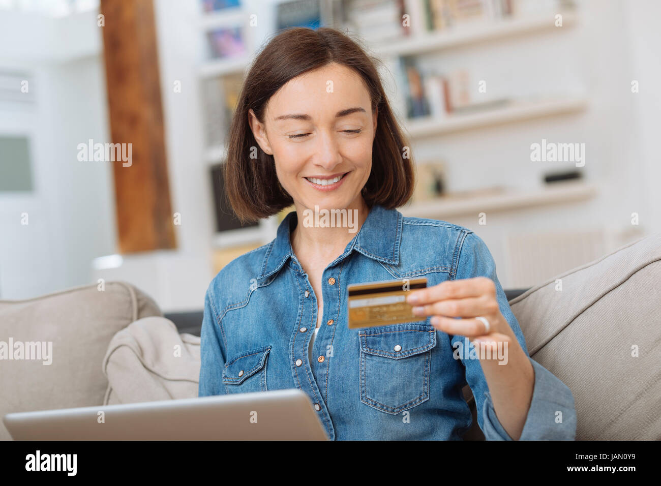 Frau mit Laptop verbunden und Online-shopping Stockfoto