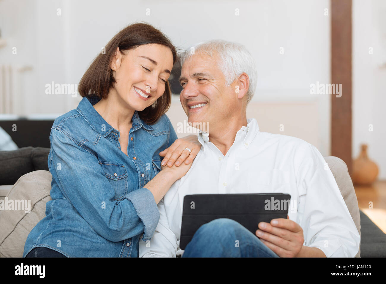 Älteres Paar zu Hause Surfen mit tablet Stockfoto