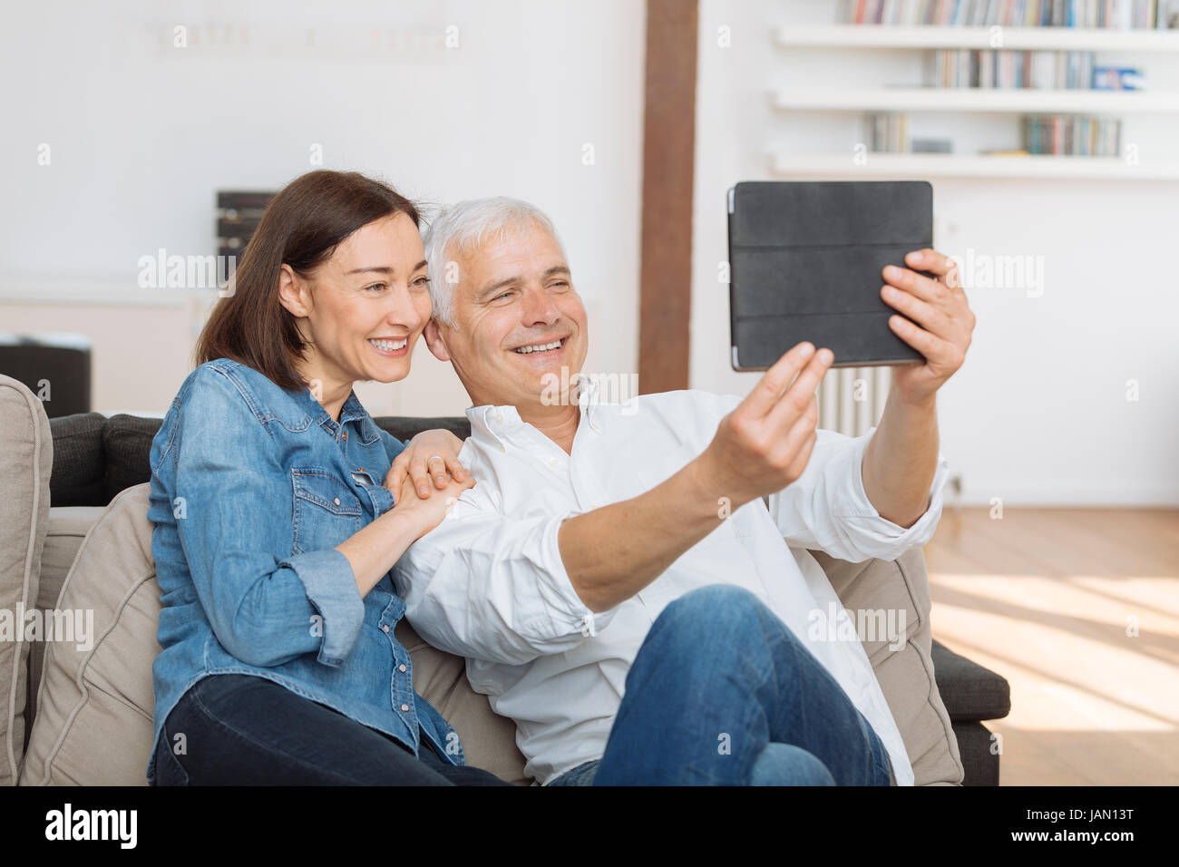 Älteres Paar im Chat Online Stockfoto