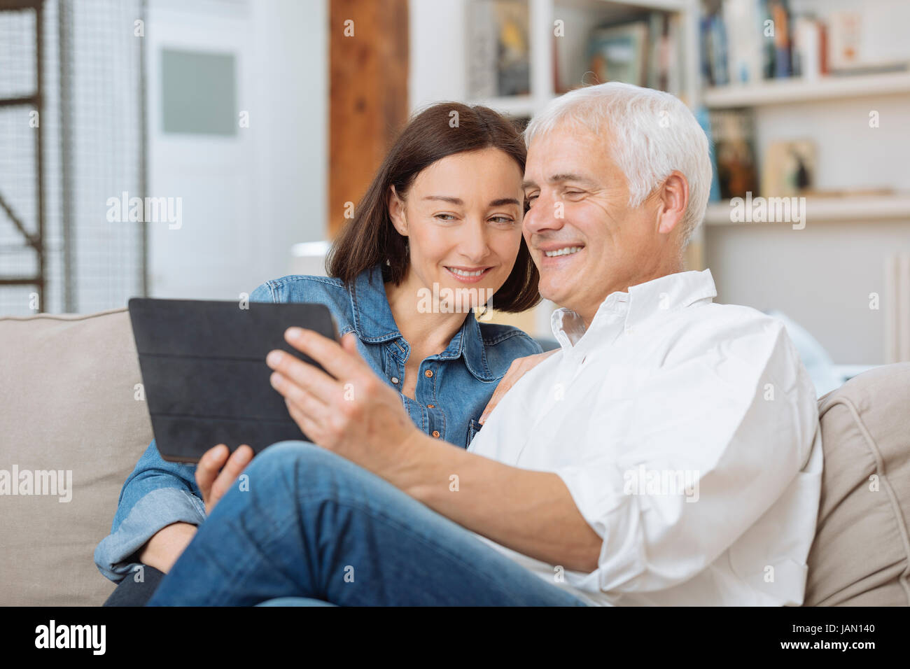 Älteres Paar zu Hause Surfen mit tablet Stockfoto