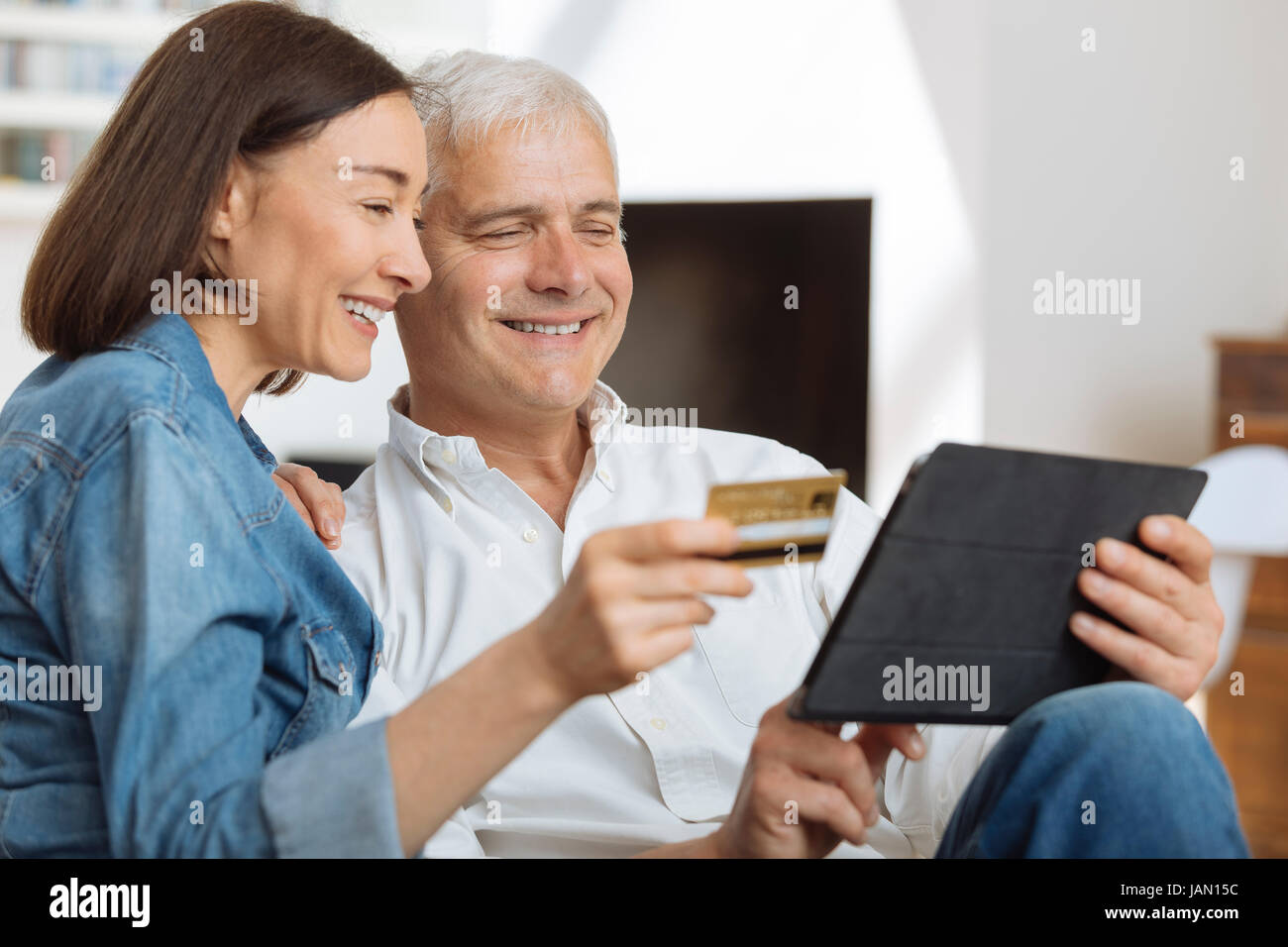 Älteres Paar mit Kreditkarte Einkaufen online Stockfoto