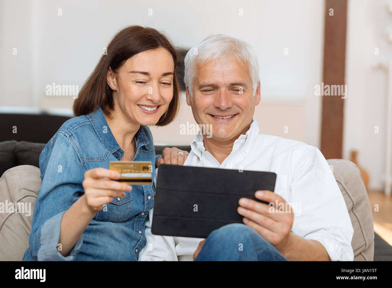 Älteres Paar mit Kreditkarte Einkaufen online Stockfoto