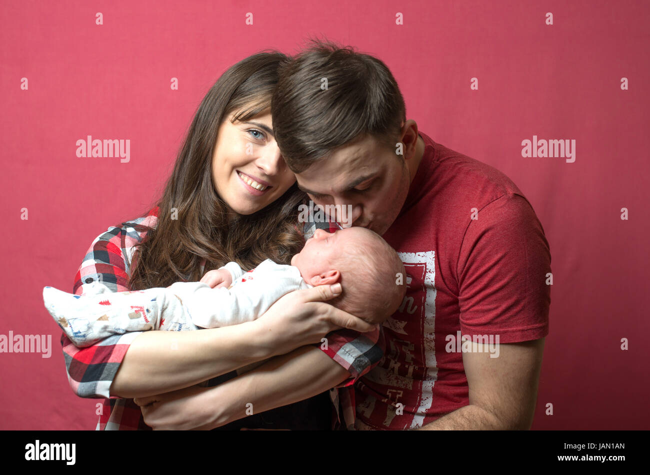 neugeborenes Baby mit Eltern Stockfoto