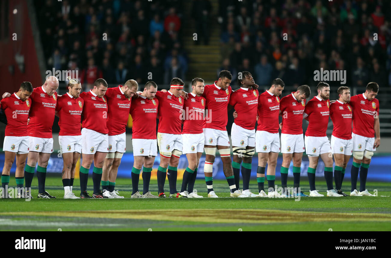 British and Irish Lions Spieler stehen für eine Schweigeminute in Gedenken an die Opfer der Terroranschläge von London vor dem Tour-Spiel im Eden Park, Auckland. Stockfoto