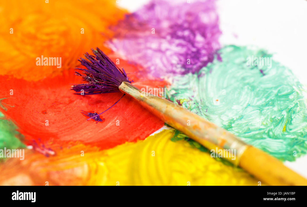 Nahaufnahme von unordentlich, verwendet Aquarell Malkasten und Lack Pinsel Stockfoto